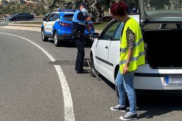 Ayuda policial a una conductora en apuros/TA.